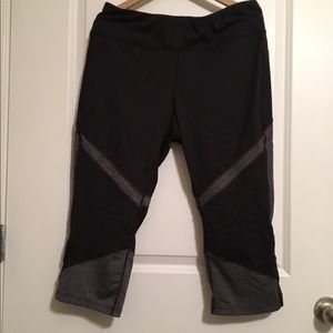 •reposh• black and grey workout capris